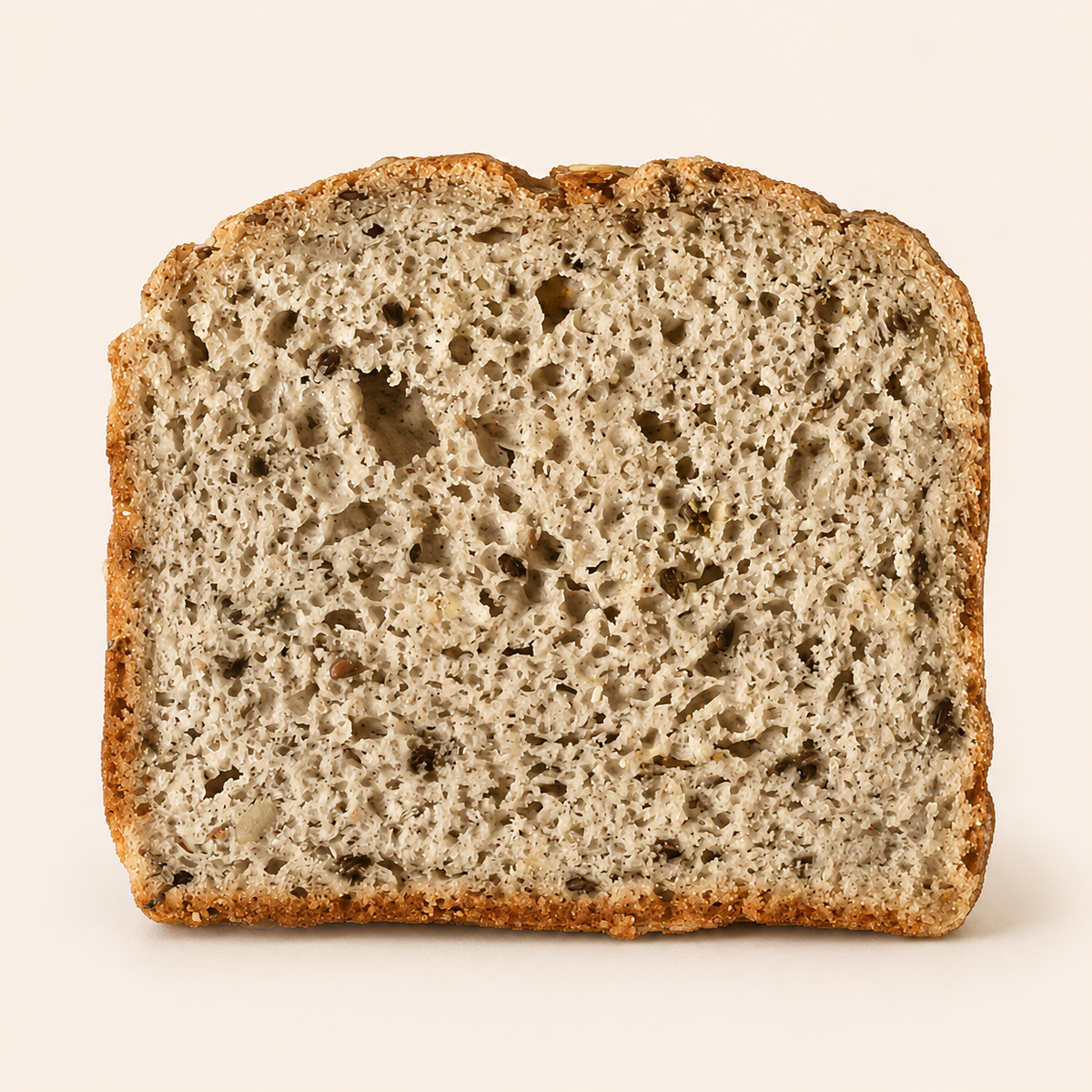Fatia do Pão Fibras Honesto sem glúten mostrando a textura e os grãos